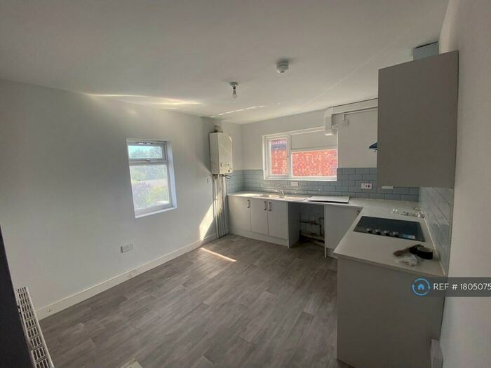 3 Bedroom Flat To Rent In Narborough Road South, Leicester, LE3