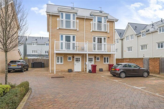 4 Bedroom Semi-Detached House For Sale In Massachusetts Place, Reading, Berkshire, RG2