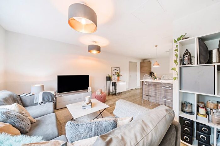 1 Bedroom Flat For Sale In Portsmouth Road, Thames Ditton, KT7