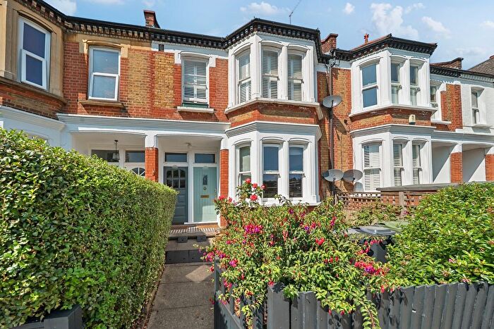 3 Bedroom Maisonette For Sale In Harborough Road, Streatham, London, SW16