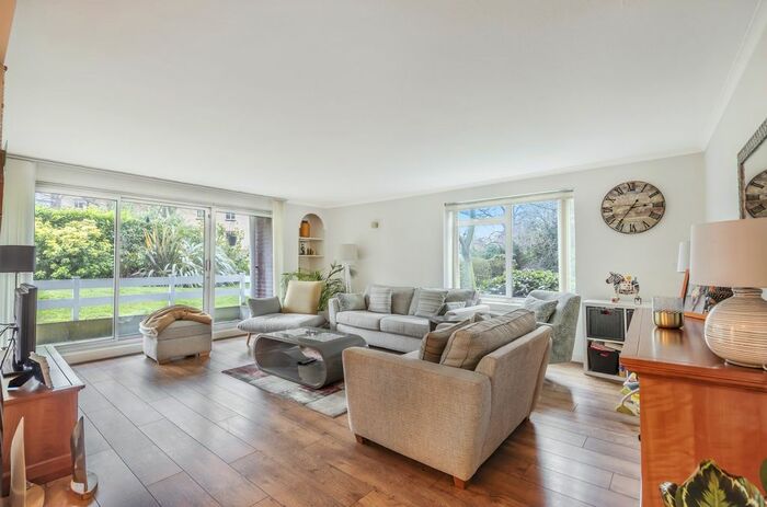 3 Bedroom Flat To Rent In Parkside, Court Downs Road, Beckenham, BR3