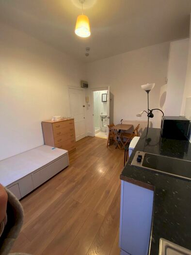 Apartment To Rent In Oakley Square, London, NW1