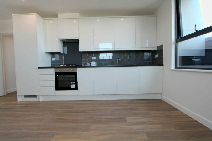 2 Bedroom Flat To Rent In Disraeli Road, London, SW15