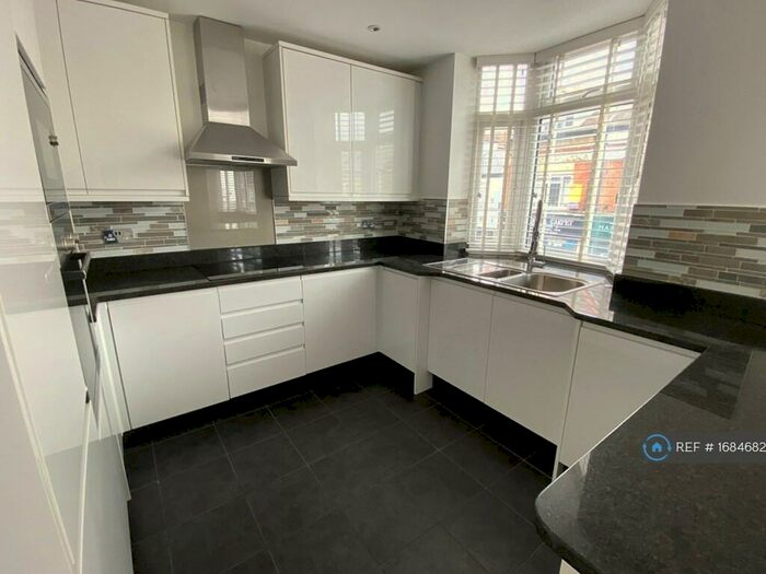 2 Bedroom Maisonette To Rent In High Street, Surrey, KT12