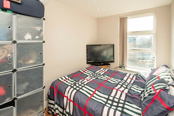 1 Bedroom Apartment For Sale In Bethwin Road, London, SE5