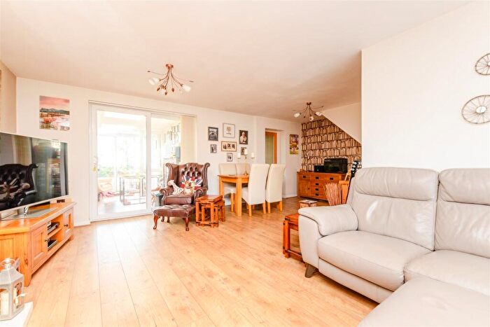 5 Bedroom Chalet For Sale In Marling Way, Gravesend, Kent, DA12