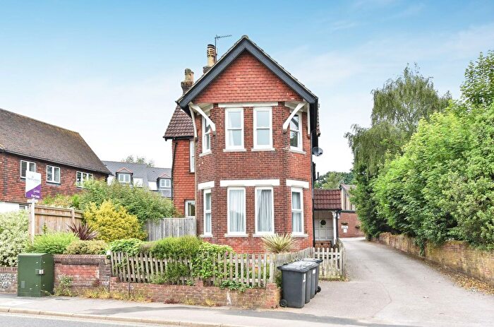 2 Bedroom Flat For Sale In Station Road, Petersfield, GU32