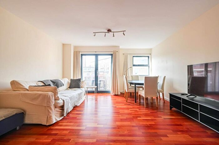 2 Bedroom Flat For Sale In Quaker Street, Shoreditch, London, E1