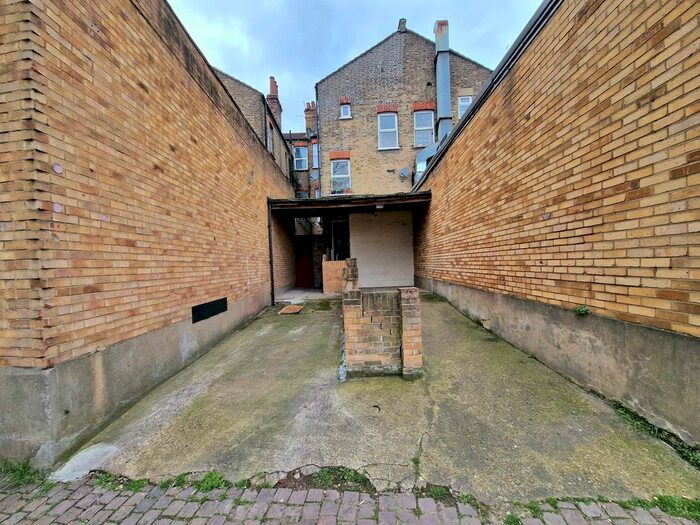 3 Bedroom Flat To Rent In Green Lanes, London, N13