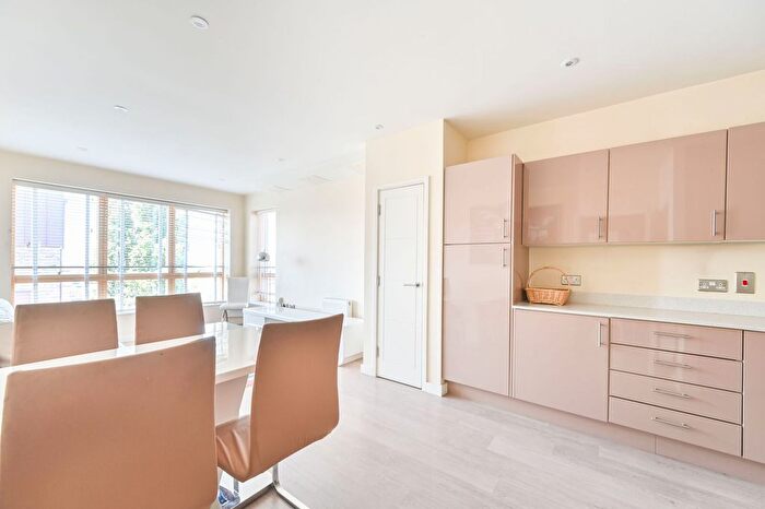 2 Bedroom Flat To Rent In Coles Green Road, Gladstone Park, London, NW2