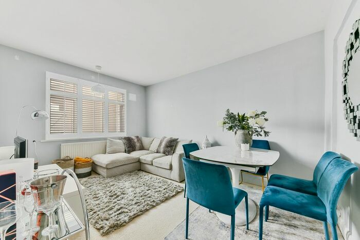 2 Bedroom Flat To Rent In Balham High Road, London, SW17