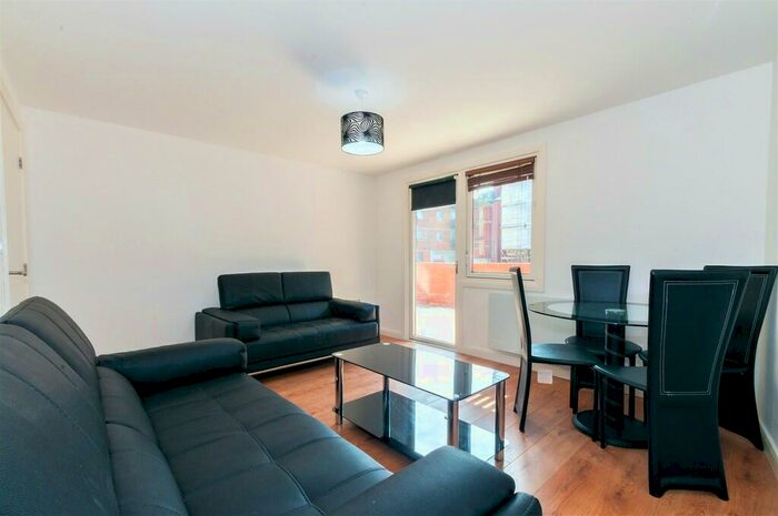2 Bedroom Apartment To Rent In North Crescent, LS2