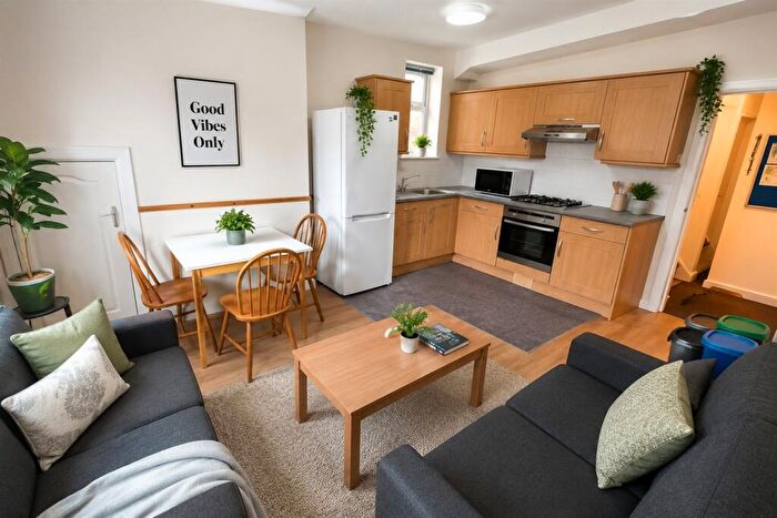 4 Bedroom Semi-Detached House To Rent In City Road, Beeston, NG9