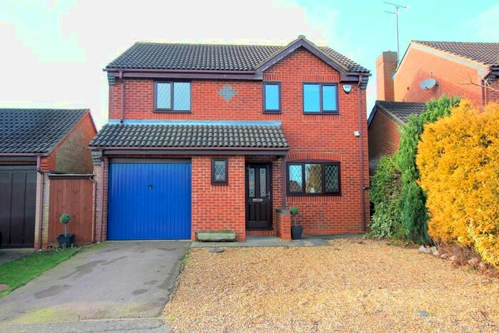 4 Bedroom Detached House For Sale In Launton Close, Luton, Bedfordshire, LU3