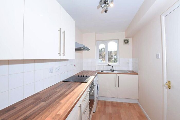 1 Bedroom Apartment To Rent In Leigh Hunt Drive, N14