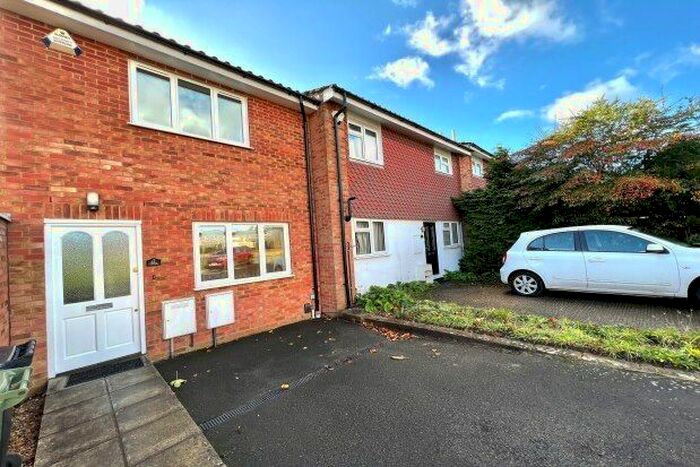 2 Bedroom Property To Rent In Rowan Close, Guildford, GU1