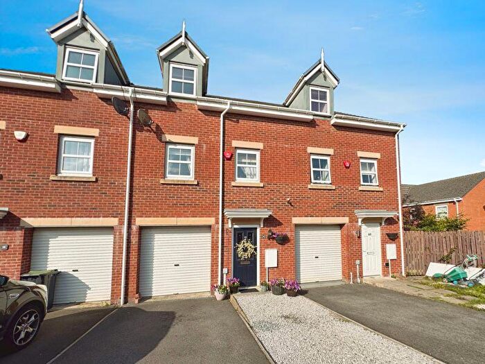 3 Bedroom Town House For Sale In Dobson Close, High Spen, NE39