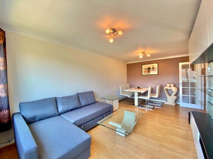 3 Bedroom Flat To Rent In Laburnum Lodge, Hendon Lane, Finchley Central, London, N3