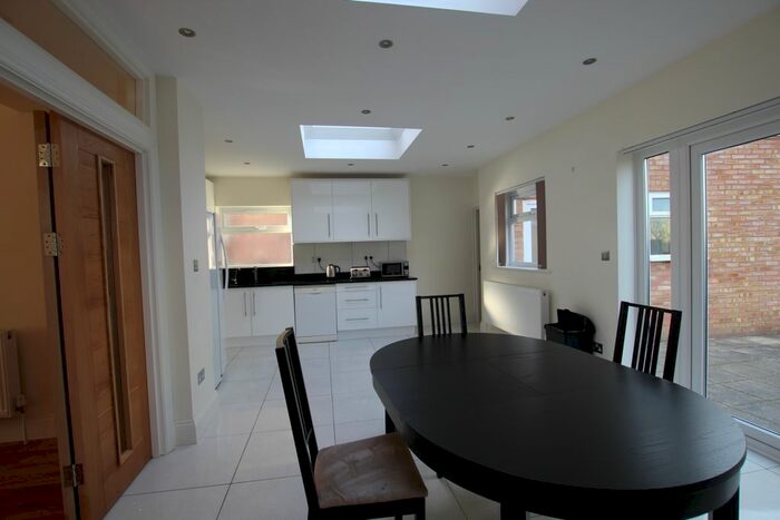 4 Bedroom Semi-Detached House To Rent In North Finchley, London, N12