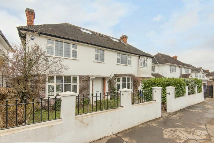 5 Bedroom Flat To Rent In Covington Way, London, SW16