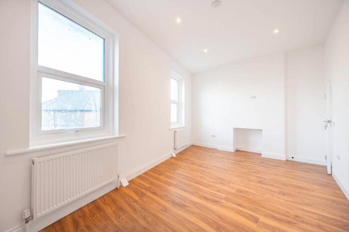 1 Bedroom Flat For Sale In High Road, Willesden Green, London, NW10