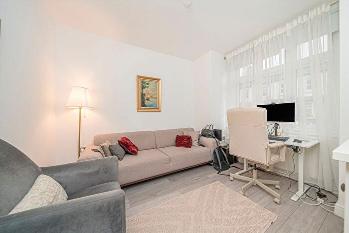 2 Bedroom Terraced House For Sale In Andover Road, Twickenham, TW2