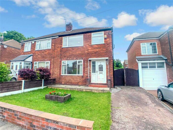3 Bedroom Semi-Detached House To Rent In Lyndene Avenue, Worsley, M28