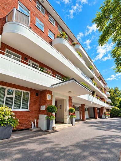 3 Bedroom Flat To Rent In West Cliff Road, Bournemouth, BH2