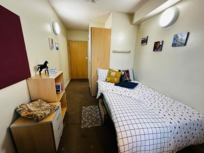 Semi-Detached House For Sale In Bradford, BD7