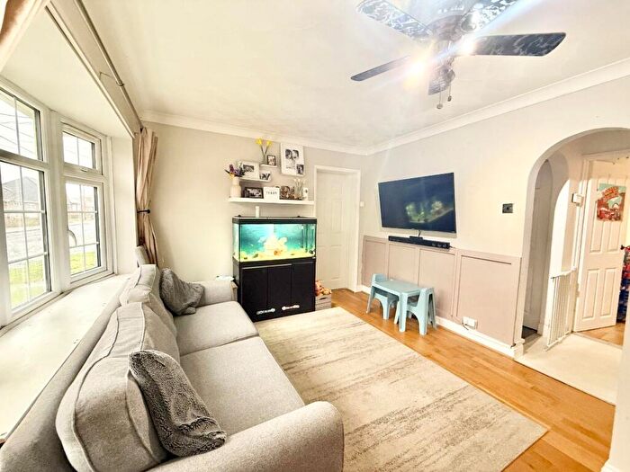 2 Bedroom Bungalow For Sale In Waarden Road, Canvey Island, SS8