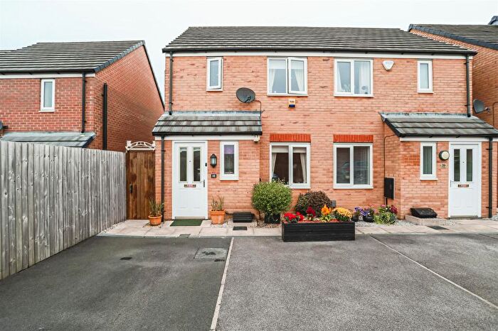 2 Bedroom Semi-Detached House To Rent In Kinross Avenue, Heywood, OL10