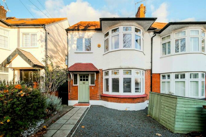 4 Bedroom Semi-Detached House To Rent In Kimberley Road, Chingford, E4