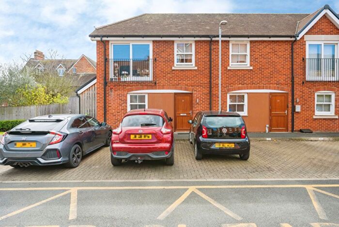 2 Bedroom Maisonette For Sale In De Montfort Place, Bedford, Bedfordshire, MK40