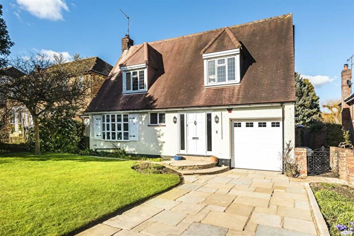 5 Bedroom Detached House To Rent In Calder Avenue, Brookmans Park, AL9