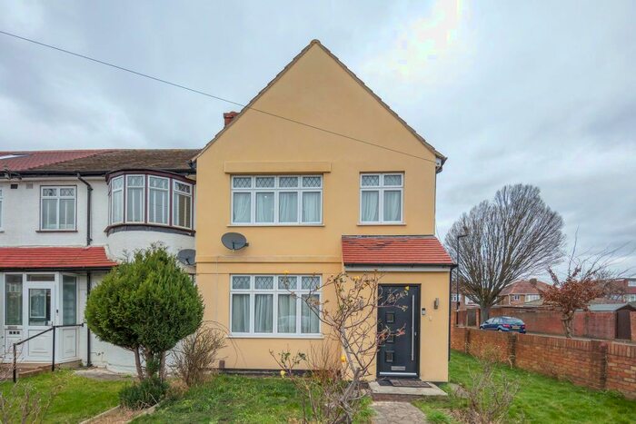 3 Bedroom Semi-Detached House To Rent In Catherine Gardens, Hounslow, TW3