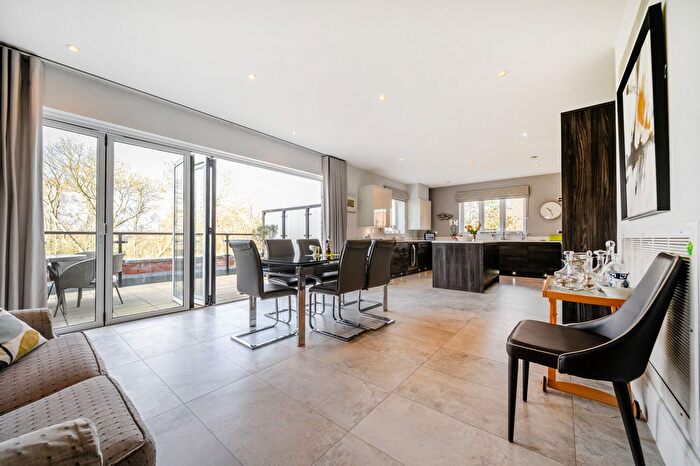 3 Bedroom Flat For Sale In Cockfosters Road, Hadley Wood, EN4