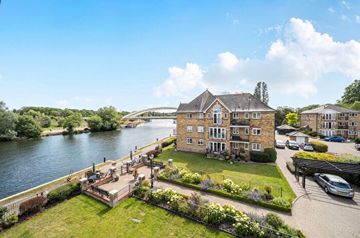 2 Bedroom Flat For Sale In Swan Walk, Shepperton, Surrey, TW17