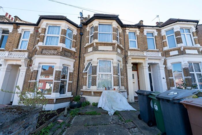 2 Bedroom Flat To Rent In Kings Road, Leytonstone, E11