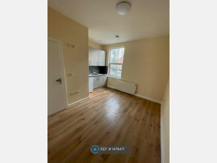 Studio To Rent In Bowes Road, London, N13
