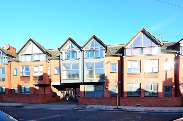 2 Bedroom Maisonette To Rent In Kilburn Lane, Kensal Rise, London, W10