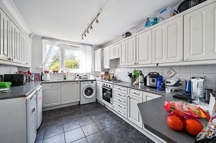 3 Bedroom Maisonette To Rent In Roman Road, Bethnal Green, London, E2