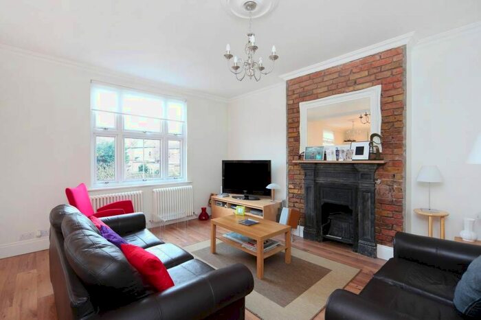 2 Bedroom Flat To Rent In Thornton Avenue, London, SW2