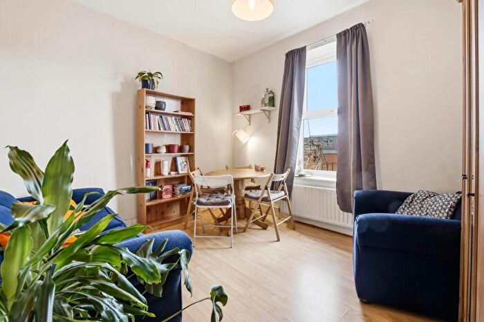 2 Bedroom Flat For Sale In Balham High Road, London, SW12