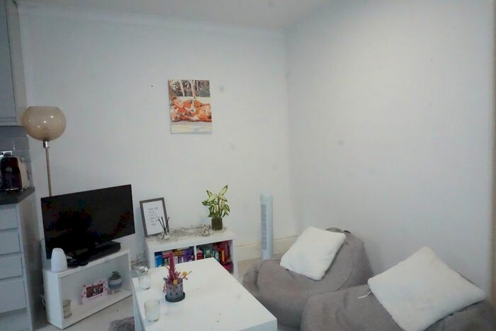 2 Bedroom Flat To Rent In Oldridge Road, London, SW12