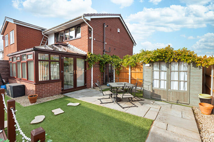 3 Bedroom Semi-Detached House For Sale In Wells Avenue, Chadderton, Oldham, OL9
