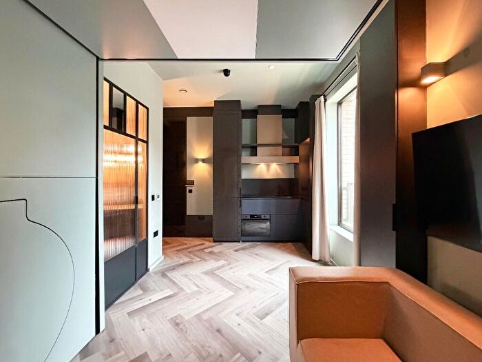 Studio To Rent In Haydon Way, London, SW11