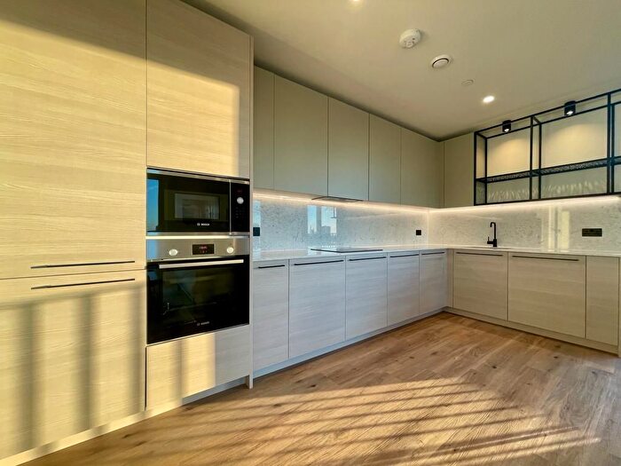2 Bedroom Flat To Rent In Curlew House, Hawser Lane, Poplar Riverside, London, E14
