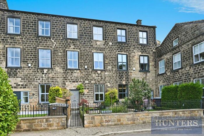 3 Bedroom Town House For Sale In Low Green, Rawdon, Leeds, LS19