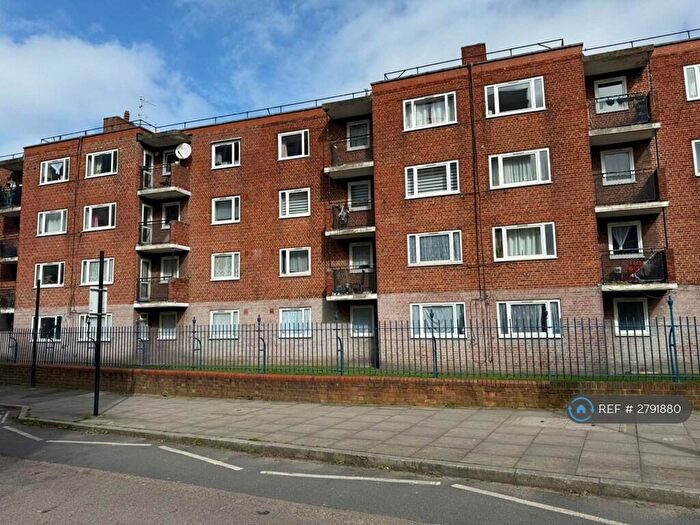 3 Bedroom Flat To Rent In Francis House, London, N1