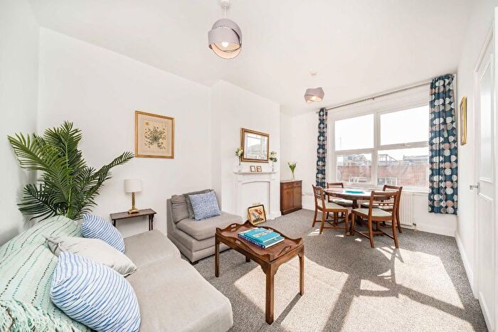 3 Bedroom Flat For Sale In Garratt Lane, Tooting Broadway, SW17